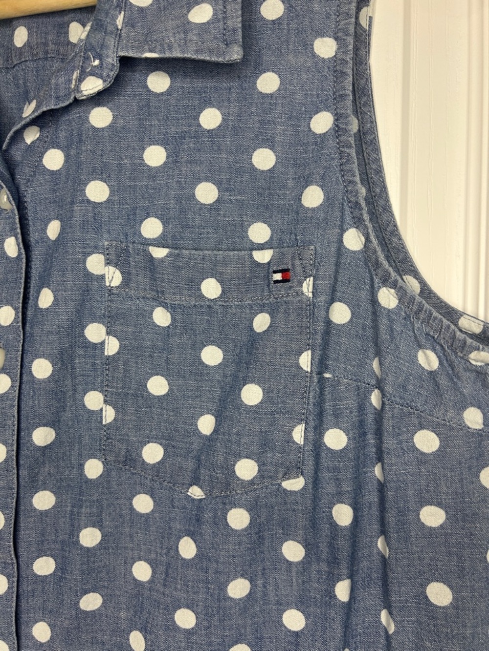 Tommy Hilfiger Top Women’s M Sleeveless Blue Chambray White Polka Dot Button Up - Picture 3 of 10